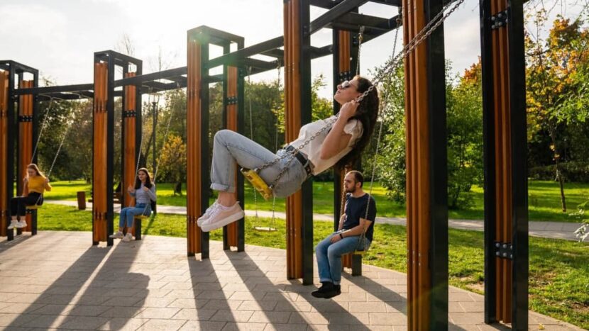 До конца лета почти месяц - можно успеть прогуляться по паркам города и найти в некоторых из них интересные качели