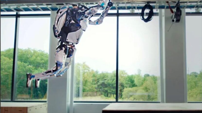 Boston Dynamics показала, как их роботы Atlas падают, учась выполнять новые трюки паркура