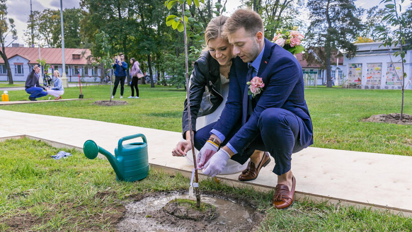 На ВДНХ состоялась первая в этом году церемония высадки Сада молодоженов