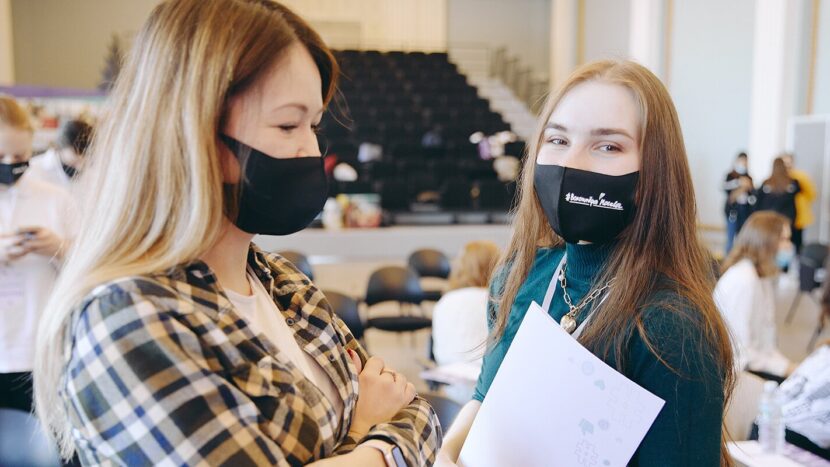 В московских школах запустили обучающую программу по развитию волонтерства "Первый шаг"