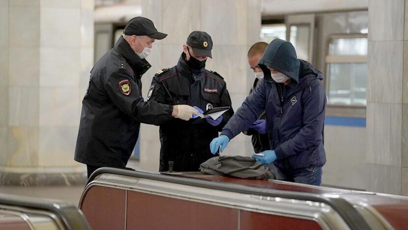 В транспорте Москвы усилили контроль за ношением масок