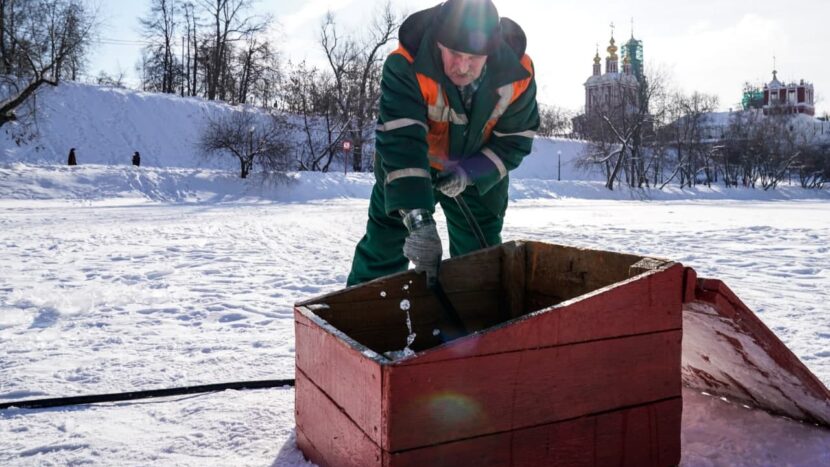 В период холодов на московских водоемах проводится аэрация - насыщение воды кислородом