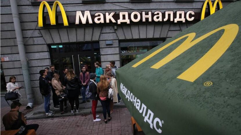 Ряд ресторанов McDonald's в Москве продолжают оказывать услуги посетителям