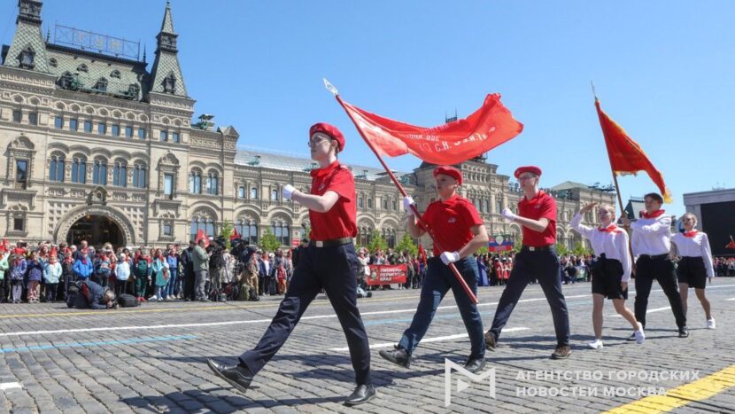 5 000 школьников сегодня были приняты в пионеры на Красной площади
