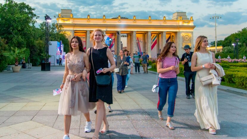 Проведение выпускных вечеров в школах Москвы и Подмосковья перенесено на неделю