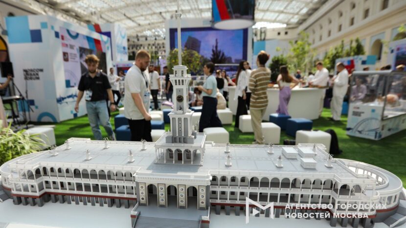 Выставка-форум "Мой район" открылась в Гостином дворе