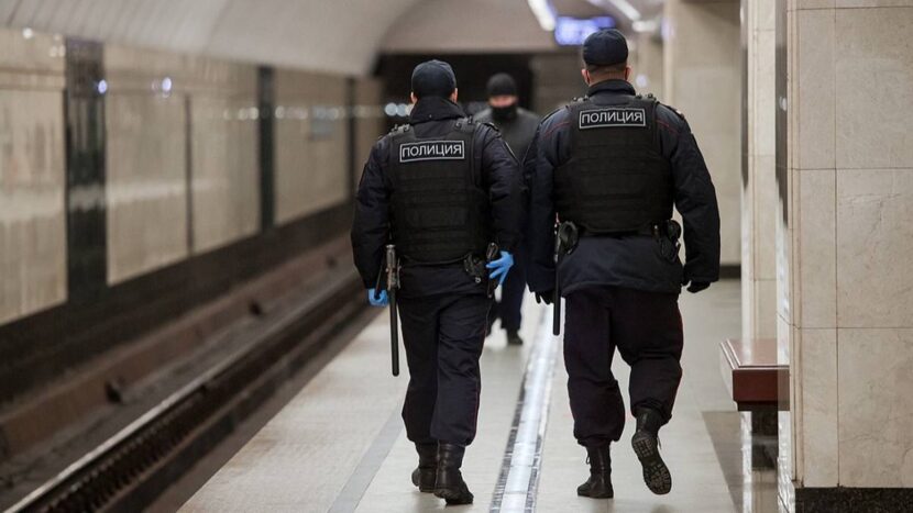 Суд оштрафовал пассажира, спрыгнувшего на пути в метро за упавшими наушниками