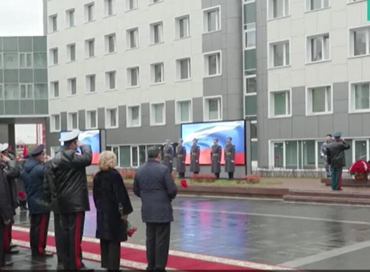 Собянин и Золотов открыли монумент "Свеча памяти" в честь погибших сотрудников Росгвардии