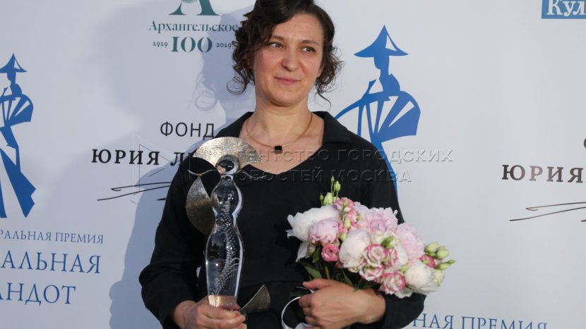 Актриса Олеся Железняк посетила пункт отбора на военную службу по контракту в Москве