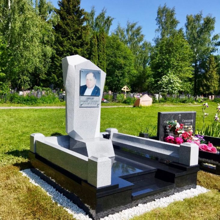Памятник разработчику космической микроэлектроники Серегину установлен в Зеленограде на месте его захоронения