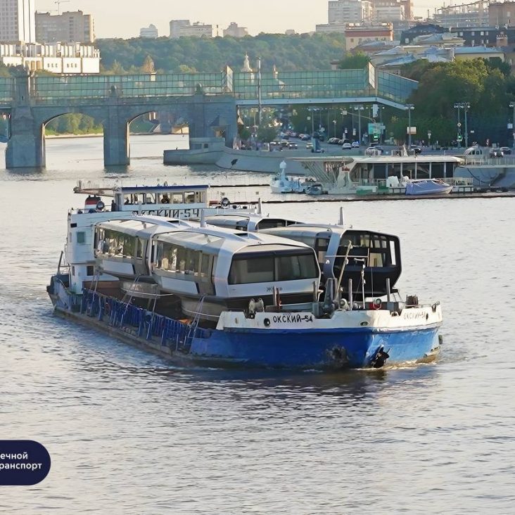 Новые плавучие причалы и электросуда прибыли в Москву