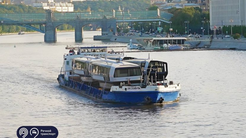 Новые плавучие причалы и электросуда прибыли в Москву