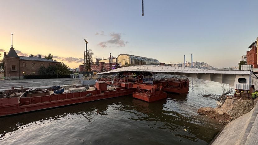 В Москве завершена установка моста между островом Балчуг и Парком Горького