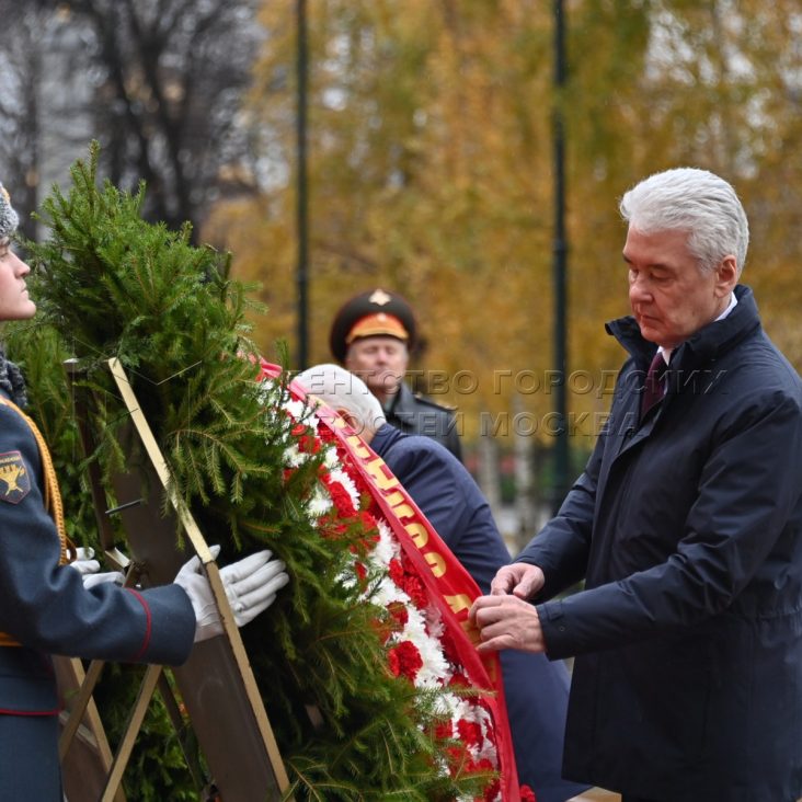 Собянин возложил венки к Могиле Неизвестного Солдата в 82-ю годовщину парада 1941 года