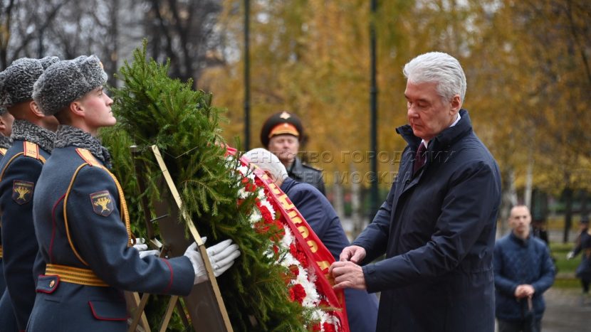 Собянин возложил венки к Могиле Неизвестного Солдата в 82-ю годовщину парада 1941 года