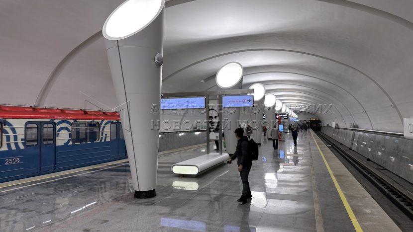 Власти Москвы попросили пассажиров не использовать в метро очки виртуальной реальности