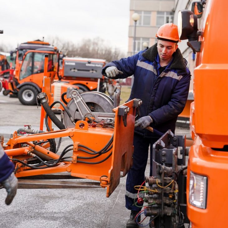 Коммунальную технику в Москве перевели на летний режим работы