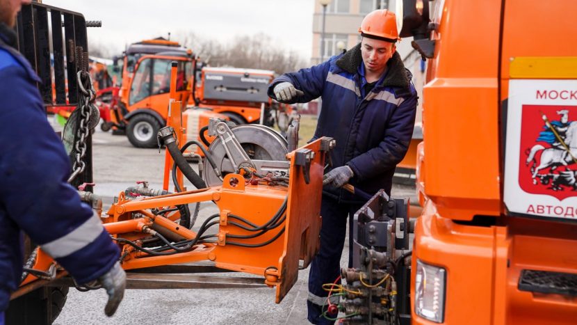 Коммунальную технику в Москве перевели на летний режим работы