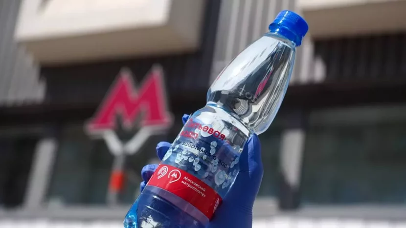В городском транспорте Москвы из-за жары раздают питьевую воду