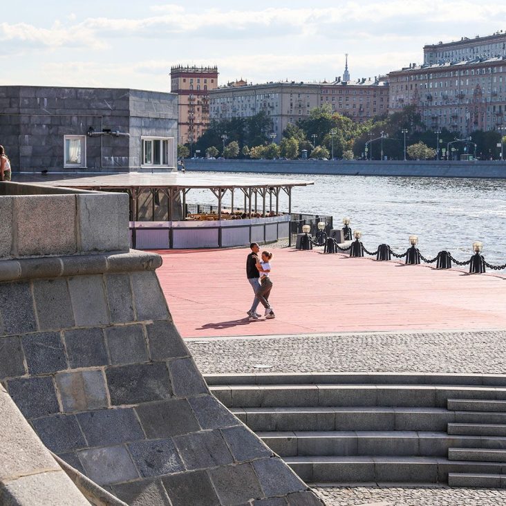 На Пушкинской набережной в Москве отремонтировали три танцевальные площадки