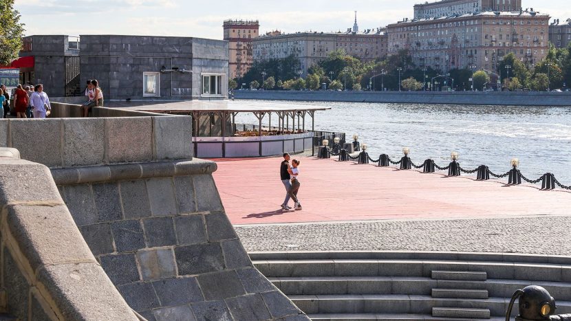 На Пушкинской набережной в Москве отремонтировали три танцевальные площадки