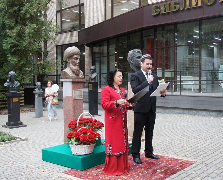 Первый в Москве памятник туркменскому писателю Махтумкули Фраги открыли у "Иностранки"