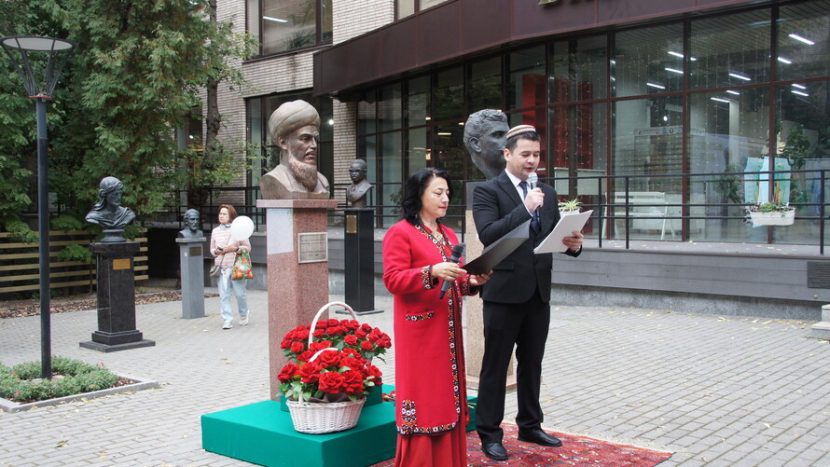 Первый в Москве памятник туркменскому писателю Махтумкули Фраги открыли у "Иностранки"