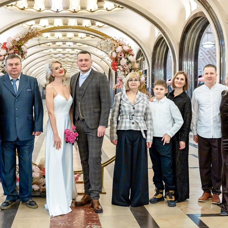 На станции метро "Маяковская" подошел к концу сезон свадеб