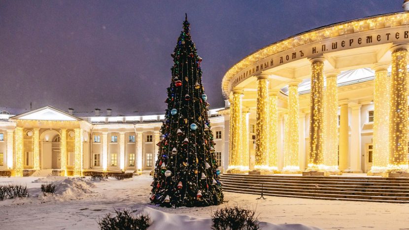 Поликлиники и больницы впервые украсили в Новому году в столице