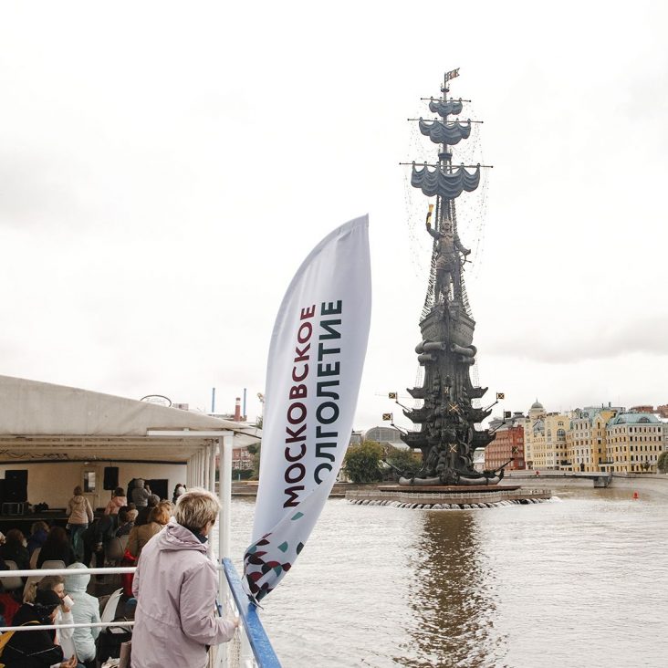 Утренняя зарядка, растяжка и теплоходы: "Московское долголетие" открыло летний сезон