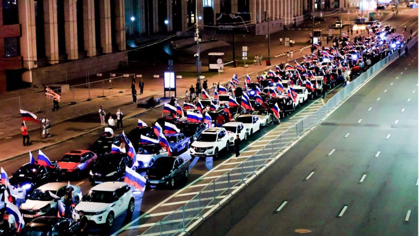 Сотни машин с флагами проедут по Москве в честь Дня флага