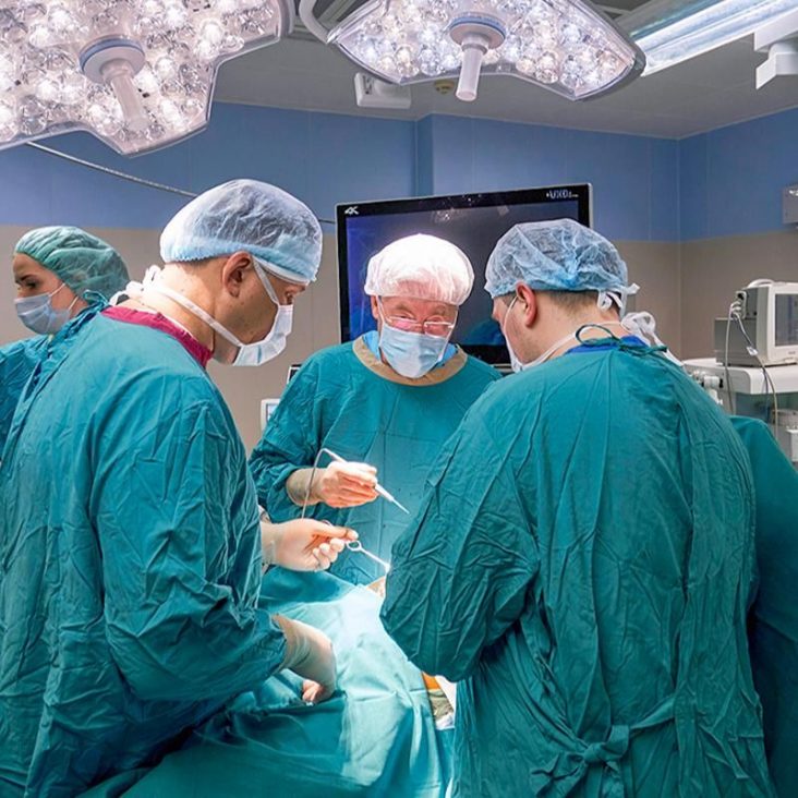 Столичные врачи провели уникальную операцию по удалению ребра через проколы