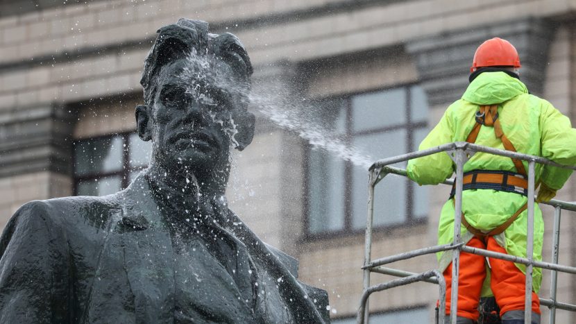 Более 1,1 тысячи памятников промыли в Москве перед зимой
