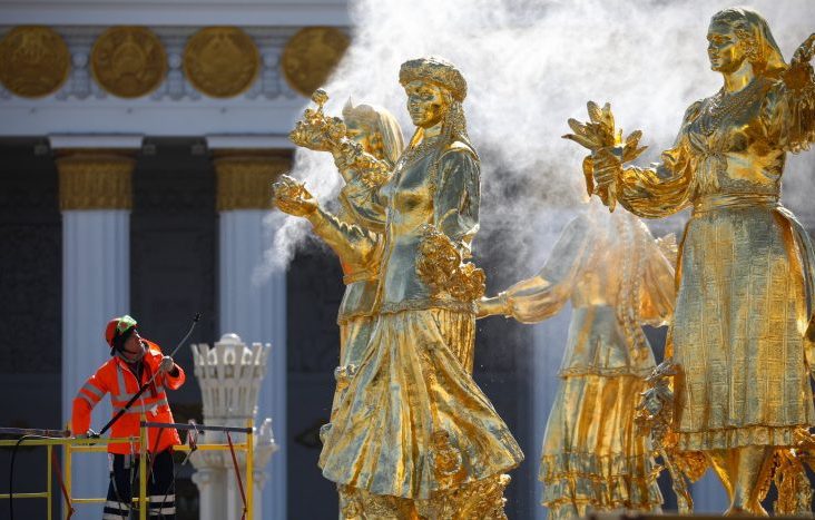 Фонтаны на территории ВДНХ подготовили к зиме