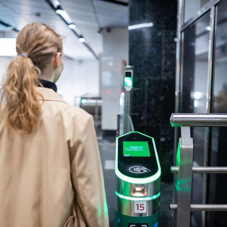 Москвичи получат кешбэк при оплате проезда картой "Мир" или по биометрии