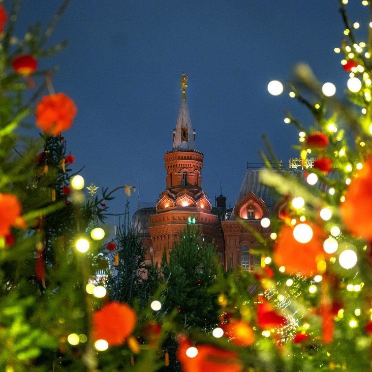 Москву начали украшать к Новому году