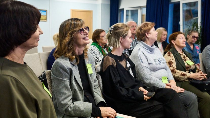 Курс "Диалог поколений: услышать друг друга" пройдет в центрах "Московское долголетие"