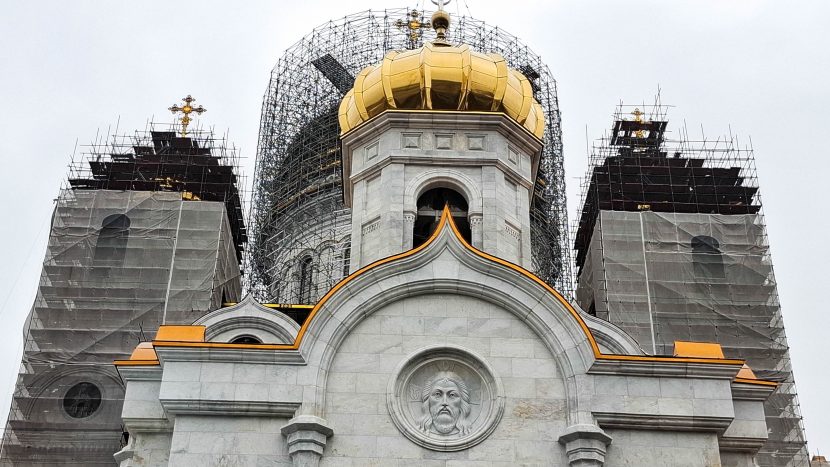 Надвратную колокольню храма Христа Спасителя обновили в Москве
