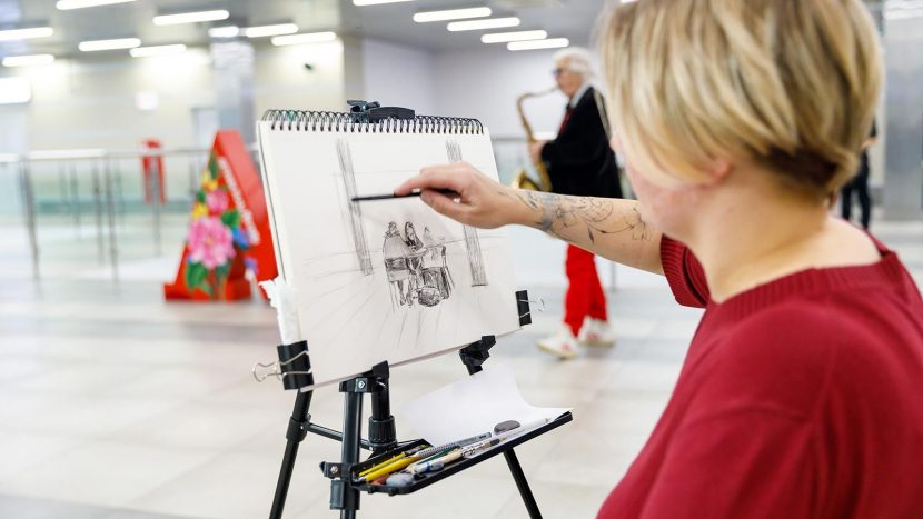 На автовокзале Северные Ворота выставили работы участников проекта "Искусство в метро"