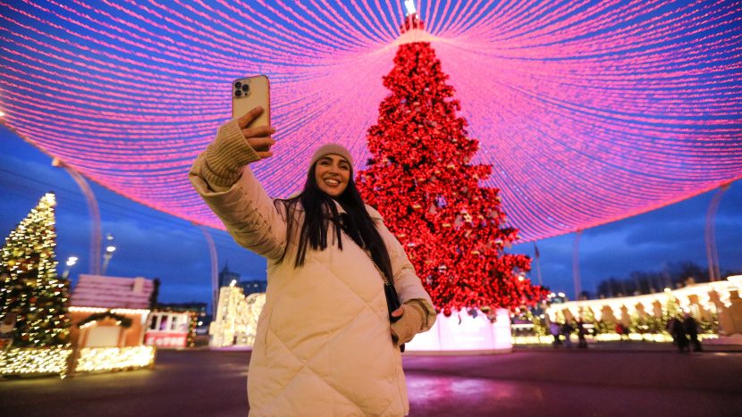 Праздник к нам приходит: москвичи положительно оценивают новогоднее оформление столицы