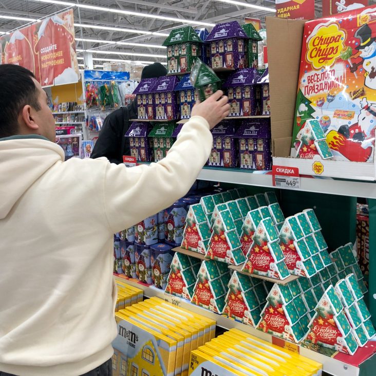 Сыры, соленья и календари: москвичи начали готовиться к Новому году