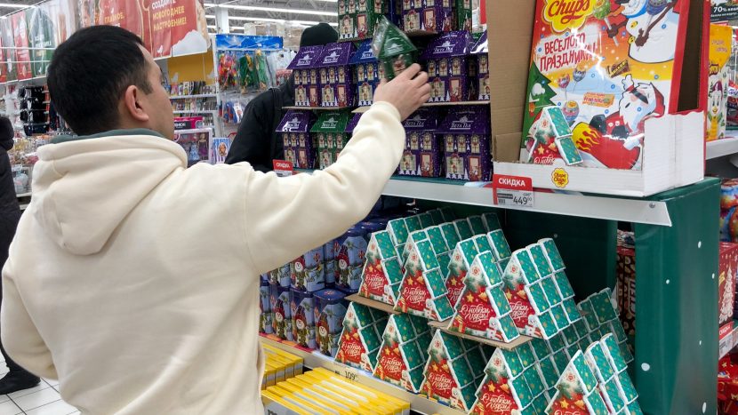 Сыры, соленья и календари: москвичи начали готовиться к Новому году