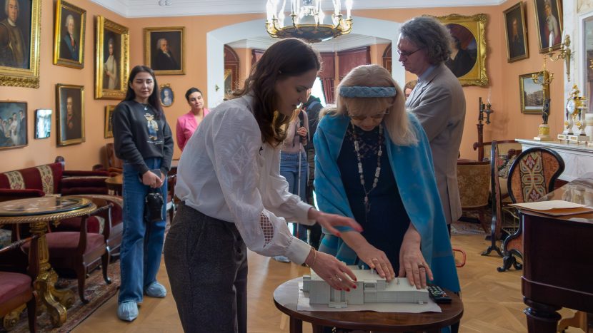 Музей-заповедник "Усадьба Мураново" представил тактильные копии экспонатов для незрячих и слабовидящих посетителей