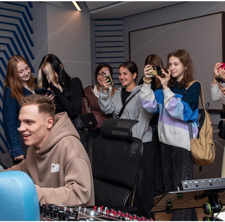 Узнать о профессии врача, журналиста и программиста: программа образовательных экскурсий для учеников предпрофессиональных классов пройдет в Москве