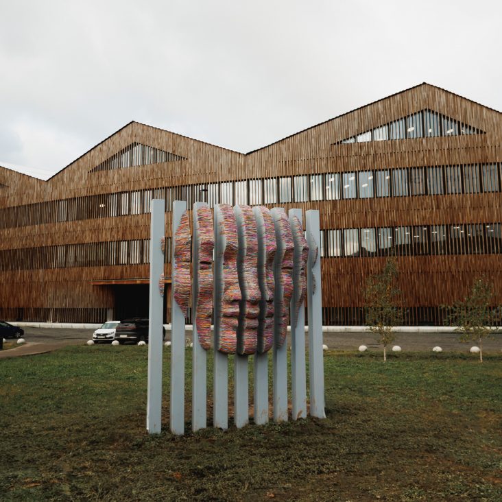 Арт-объект классика южноафриканского искусства представили на ежегодном фестивале паблик-арта "Здесь и Сейчас" в Сколково