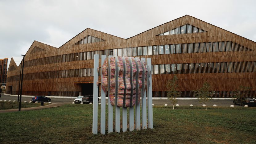 Арт-объект классика южноафриканского искусства представили на ежегодном фестивале паблик-арта "Здесь и Сейчас" в Сколково