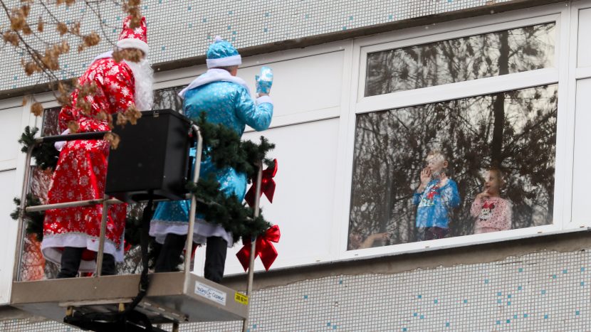 Десант Дедов Морозов поздравит детей в столичных больницах