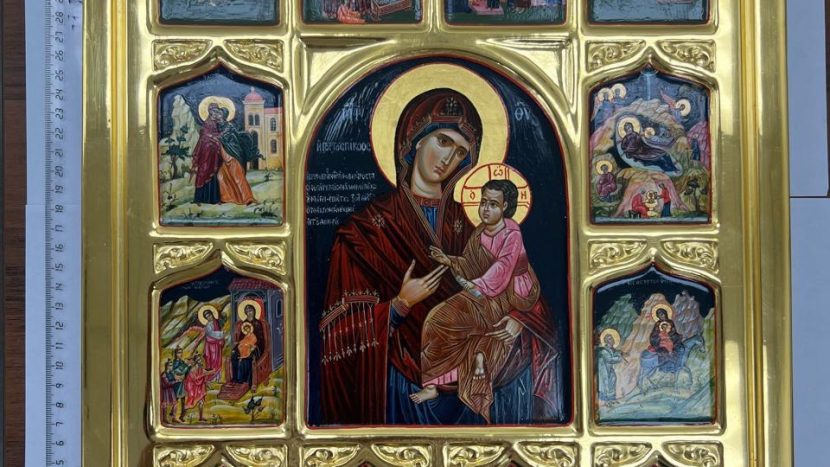 Таможенники в Шереметьево обнаружили 12 незадекларированных икон