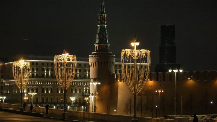 Световой декор появился на мостах Москвы к Новому году