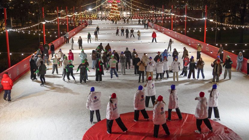 На Болотной площади заработал обновленный зимний каток